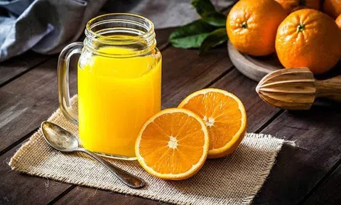 Có nên uống nước cam buổi tối?